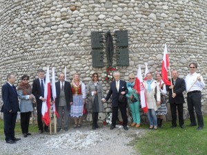 Die polnische Delegation vor der polnischen Tafel im KZ Dachau